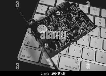 Eine Computerplatine liegt auf einer weißen Tastatur Stockfoto