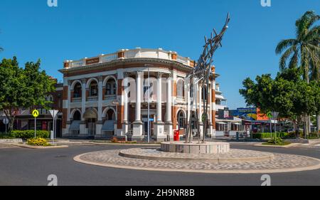 Old National Bank, Mackay, Queensland, Australien, jetzt restauarant, Büros, mit Canefire Street Art am Kreisverkehr davor Stockfoto