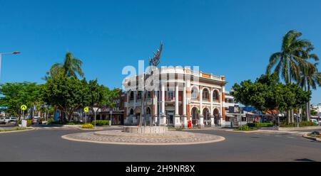 Old National Bank, Mackay, Queensland, Australien, jetzt restauarant, Büros, mit Canefire Street Art am Kreisverkehr davor Stockfoto