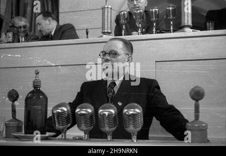 Warszawa, 1948-12-16. Kongres Zjednoczeniowy Polskiej Partii Robotniczej (PPR) i Polskiej Partii Socjalistycznej (PPS), 15-21 XII, w auli Politechniki Warszawskiej. I Zjazd Polskiej Zjednoczonej Partii Robotniczej (PZPR). ka PAP Warschau, 16. Dezember 1948. Der Vereinigungskongress der Polnischen Arbeiterpartei (PPR) und der Polnischen Sozialistischen Partei (PPS) in der Warschauer Universität für Technologie vom 15. Bis 21. Dezember. Der Kongress der Polnischen Vereinigten Arbeiterpartei (PUWP) 1st. ka PAP Stockfoto