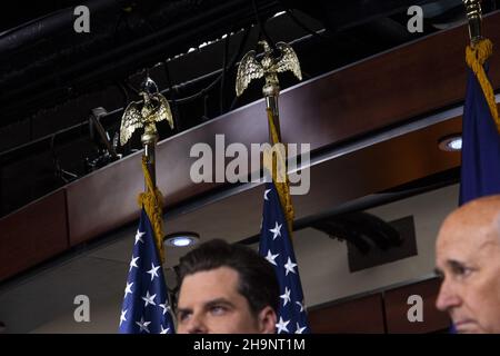 Der US-amerikanische Vertreter Matt Gaetz (Republikaner von Florida), links, und die US-amerikanische Vertreterin Louie Gohmert (Repräsentantin von Texas), rechts, nehmen an einer Pressekonferenz zur Behandlung von Angeklagten im Januar 6th in einem Gefängnis von DC im US-Kapitol in Washington, DC, USA, Teil, Dienstag, 7. Dezember, 2021. Foto von Rod Lampey/CNP/ABACAPRESS.COM Stockfoto