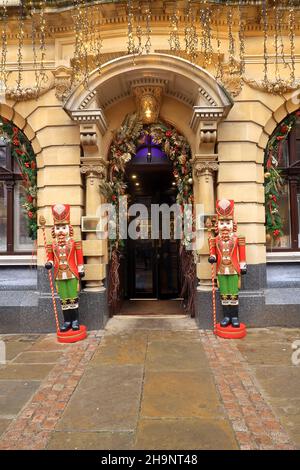 Nussknacker-Wächter am Eingang zum Guildhall Museum in Rochester Stockfoto