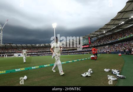 Der englische Chris Woakes geht am Ende der Innings während des ersten Ashes-Tests in Gabba, Brisbane, los. Stockfoto