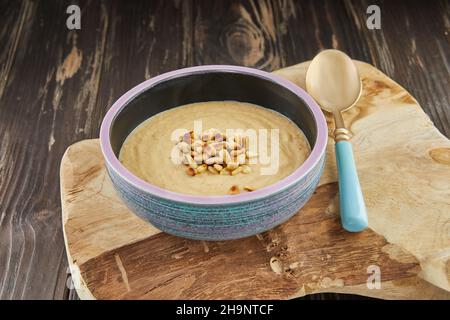 Cremige Birnen- und Kastaniensuppe mit Paprika. Französische Gourmetküche. Stockfoto