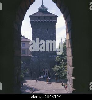 Kraków 09,1982. Œredniowieczna Brama Floriañska (Brama œw. Floriana), po³o¿ona na Starym Mieœcie. Pozosta³oœæ po dawnych murach miejskich. ka PAP/Jerzy Ochoñski Dok³adny dzieñ wydarzenia nieustalony. Krakau, September 1982. Das mittelalterliche St. Florian Tor in der Altstadt, ein Überbleibsel der ehemaligen Stadtbefestigung. ka PAP/Jerzy Ochonski Veranstaltungstag unbekannt Stockfoto