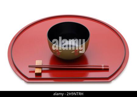 Miso Suppenschüssel mit Essstäbchen auf Tablett, traditionelles Geschirr aus Japan. Isoliert auf weißem Hintergrund Stockfoto
