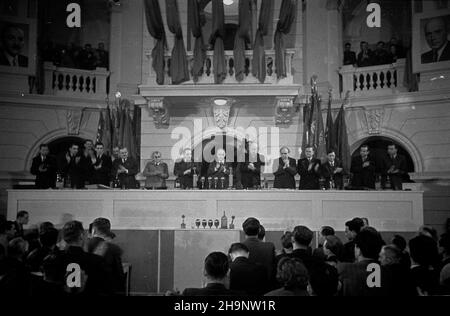 Warszawa, 1948-12-20. Kongres Zjednoczeniowy Polskiej Partii Robotniczej (PPR) i Polskiej Partii Socjalistycznej (PPS), 15-21 XII, w auli Politechniki Warszawskiej. I Zjazd Polskiej Zjednoczonej Partii Robotniczej (PZPR). Szósty dzieñ Kongresu. wb PAP Warschau, 20. Dezember 1948. Der Vereinigungskongress der Polnischen Arbeiterpartei (PPR) und der Polnischen Sozialistischen Partei (PPS), an der Technischen Universität Warschau am 15. Und 21. Dezember. Der Kongress der Polnischen Vereinigten Arbeiterpartei (PZPR) von 1st. Der 6th Tag des Kongresses. wb PAP Stockfoto