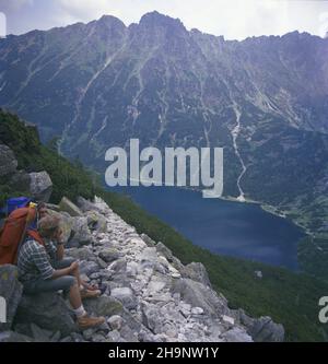 Polska 08,1982. Dolina Rybiego Potoku mit Tatrach Zachodnich. Widok na ¯abie Szczyty i Morskie Oko ze szlaku na Szpiglasow¹ Prze³êcz. ka PAP/Jerzy Ochoñski Dok³adny dzieñ wydarzenia nieustalony. Polen, August 1982. Rybi Potok (Fish Stream) Tal in der westlichen Tatra. Blick von der Szpiglasowa Pass Route auf Zabie Szczyty (Froschspitzen) und Lake Morskie Oko. ka PAP/Jerzy Ochonski Veranstaltungstag unbekannt Stockfoto