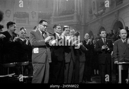 Warszawa, 1948-12-20. Kongres Zjednoczeniowy Polskiej Partii Robotniczej (PPR) i Polskiej Partii Socjalistycznej (PPS), 15-21 XII, w auli Politechniki Warszawskiej. I Zjazd Polskiej Zjednoczonej Partii Robotniczej (PZPR). Szósty dzieñ Kongresu. wb PAP Warschau, 20. Dezember 1948. Der Vereinigungskongress der Polnischen Arbeiterpartei (PPR) und der Polnischen Sozialistischen Partei (PPS), an der Technischen Universität Warschau am 15. Und 21. Dezember. Der Kongress der Polnischen Vereinigten Arbeiterpartei (PZPR) von 1st. Der 6th Tag des Kongresses. wb PAP Stockfoto