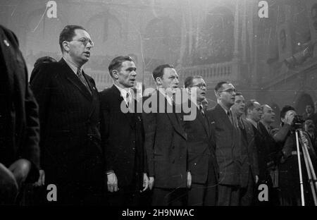 Warszawa, 1948-12-21. Kongres Zjednoczeniowy Polskiej Partii Robotniczej (PPR) i Polskiej Partii Socjalistycznej (PPS), 15-21 XII, w auli Politechniki Warszawskiej. I Zjazd Polskiej Zjednoczonej Partii Robotniczej (PZPR). Ostatni dzieñ Kongresu. wb PAP Warschau, 21. Dezember 1948. Der Vereinigungskongress der Polnischen Arbeiterpartei (PPR) und der Polnischen Sozialistischen Partei (PPS) in der Warschauer Technischen Universität vom 15. Bis 21. Dezember. Der Kongress der Polnischen Vereinigten Arbeiterpartei (PUWP) von 1st. Der letzte Tag des Kongresses. wb PAP Stockfoto