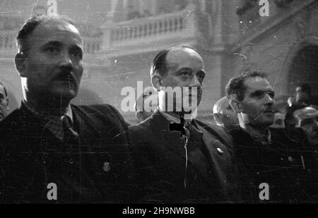 Warszawa, 1948-12-21. Kongres Zjednoczeniowy Polskiej Partii Robotniczej (PPR) i Polskiej Partii Socjalistycznej (PPS), 15-21 XII, w auli Politechniki Warszawskiej. I Zjazd Polskiej Zjednoczonej Partii Robotniczej (PZPR). Ostatni dzieñ Kongresu. Nz. Wiktor Grosz (2L). wb PAP Warschau, 21. Dezember 1948. Der Vereinigungskongress der Polnischen Arbeiterpartei (PPR) und der Polnischen Sozialistischen Partei (PPS), an der Technischen Universität Warschau am 15. Und 21. Dezember. Der Kongress der Polnischen Vereinigten Arbeiterpartei (PZPR) von 1st. Der letzte Tag des Kongresses. Bild: Wiktor Grosz (2nd links). wb PAP Stockfoto