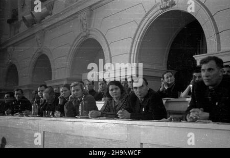 Warszawa, 1948-12-21. Kongres Zjednoczeniowy Polskiej Partii Robotniczej (PPR) i Polskiej Partii Socjalistycznej (PPS), 15-21 XII, w auli Politechniki Warszawskiej. I Zjazd Polskiej Zjednoczonej Partii Robotniczej (PZPR). Ostatni dzieñ Kongresu. wb PAP Warschau, 21. Dezember 1948. Der Vereinigungskongress der Polnischen Arbeiterpartei (PPR) und der Polnischen Sozialistischen Partei (PPS), an der Technischen Universität Warschau am 15. Und 21. Dezember. Der Kongress der Polnischen Vereinigten Arbeiterpartei (PZPR) von 1st. Der letzte Tag des Kongresses. wb PAP Stockfoto