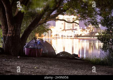 Blick auf ein Obdachlosenlager in Stockton, Kalifornien, USA. Stockfoto