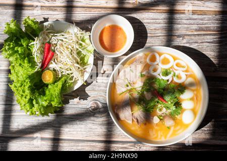 Banh Canh ist ein sehr beliebtes Essen in Vietnam. Zu den Zutaten gehören Schweinetrottern, Meeresfrüchte, Eier und Gemüse, aber die Hauptzutat ist Reis noo Stockfoto