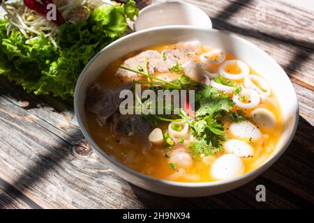 Banh Canh ist ein sehr beliebtes Essen in Vietnam. Zu den Zutaten gehören Schweinetrottern, Meeresfrüchte, Eier und Gemüse, aber die Hauptzutat ist Reis noo Stockfoto