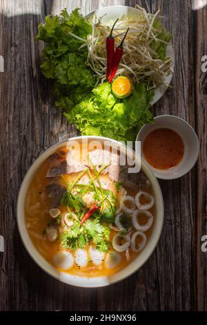 Banh Canh ist ein sehr beliebtes Essen in Vietnam. Zu den Zutaten gehören Schweinetrottern, Meeresfrüchte, Eier und Gemüse, aber die Hauptzutat ist Reis noo Stockfoto