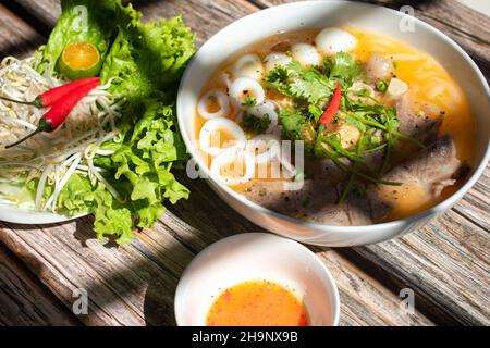 Banh Canh ist ein sehr beliebtes Essen in Vietnam. Zu den Zutaten gehören Schweinetrottern, Meeresfrüchte, Eier und Gemüse, aber die Hauptzutat ist Reis noo Stockfoto