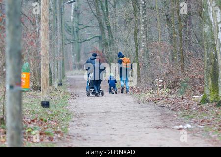 Berlin, Deutschland. 07th Dez 2021. Eine Familie macht einen Spaziergang im Devil's Lake Marsh. Quelle: Gerald Matzka/dpa/Alamy Live News Stockfoto