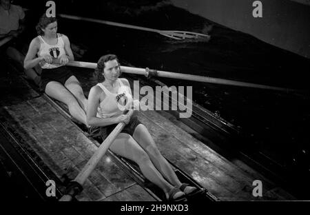 Warszawa, 1949-01. Trening sportowców w Warszawskim Towarzystwie Wioœlarskim (WTW). Dok³adny dzieñ wydarzenia nieustalony. bk PAP Warschau, Januar 1949. Ausbildung bei der Warschauer Rudervereinigung (WTW). bk PAP Stockfoto