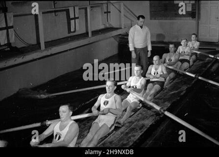 Warszawa, 1949-01. Trening sportowców w Warszawskim Towarzystwie Wioœlarskim (WTW). Dok³adny dzieñ wydarzenia nieustalony. bk PAP Warschau, Januar 1949. Ausbildung bei der Warschauer Rudervereinigung (WTW). bk PAP Stockfoto