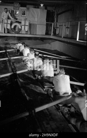 Warszawa, 1949-01. Trening sportowców w Warszawskim Towarzystwie Wioœlarskim (WTW). D ie Firma, od prawej: premier Józef Cyrankiewicz, Prezydent Boles³aw Bierut, marsza³ek Micha³ Rola-¯ymierski. Dok³adny dzieñ wydarzenia nieustalony. bk PAP Warschau, Januar 1949. Ausbildung bei der Warschauer Rudervereinigung (WTW). Im Hintergrund von rechts: Porträts von Ministerpräsident Jozef Cyrankiewicz, Präsident Boleslaw Bierut, Marschall Michal Rola-Zymierski. bk PAP Stockfoto