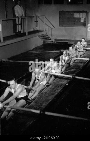 Warszawa, 1949-01. Trening sportowców w Warszawskim Towarzystwie Wioœlarskim (WTW). Dok³adny dzieñ wydarzenia nieustalony. bk PAP Warschau, Januar 1949. Ausbildung bei der Warschauer Rudervereinigung (WTW). bk PAP Stockfoto