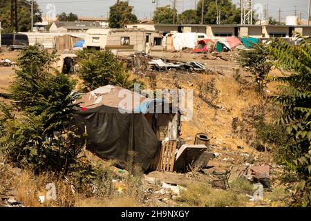 Blick auf ein Obdachlosenlager in Stockton, Kalifornien, USA. Stockfoto