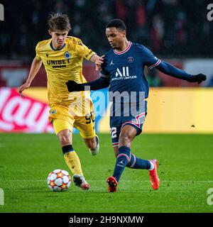 PARIS, FRANKREICH - 07. DEZEMBER: Charles de Ketelaere vom Club Brugge KV und Abdou Diallo von Paris Saint-Germain während der UEFA Champions League-Gruppe Ein Spiel zwischen Paris Saint-Germain und Club Brugge KV im Parc des Princes am 7. Dezember 2021 in Paris, Frankreich. (Foto von Sebastian Frej) Kredit: Sebo47/Alamy Live News Stockfoto