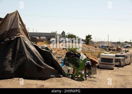 Blick auf ein Obdachlosenlager in Stockton, Kalifornien, USA. Stockfoto