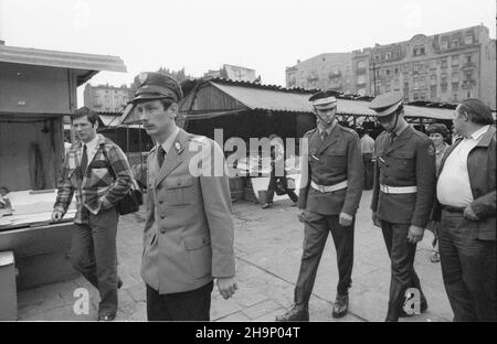 Warszawa, 1981-08-03. Antyspekulacyjne patrole wojska i milicji na bazarze Ró¿yckiego. amw PAP/CAF/Marek Broniarek Warschau, 3. August 1981. Bürgermiliz hat gegen Schwarzmarkthändler gehandelt. Milizen- und Militärpatrouillen auf dem Rozyckiego-Basar suchen illegal verkaufte Waren. amw PAP/CAF/Marek Broniarek Stockfoto