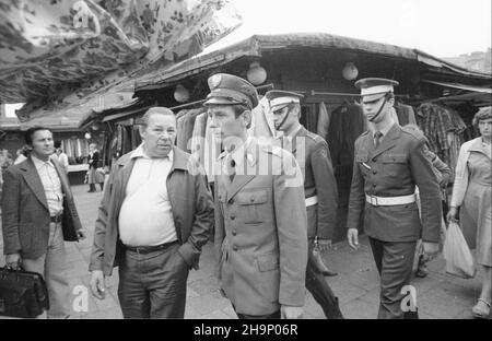 Warszawa, 1981-08-03. Antyspekulacyjne patrole wojska i milicji na bazarze Ró¿yckiego. amw PAP/CAF/Marek Broniarek Warschau, 3. August 1981. Bürgermiliz hat gegen Schwarzmarkthändler gehandelt. Milizen- und Militärpatrouillen auf dem Rozyckiego-Basar suchen illegal verkaufte Waren. amw PAP/CAF/Marek Broniarek Stockfoto