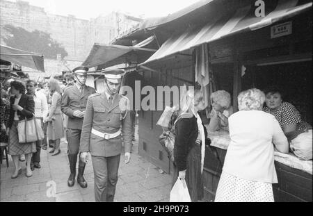 Warszawa, 1981-08-03. Antyspekulacyjne patrole wojska i milicji na bazarze Ró¿yckiego. amw PAP/CAF/Marek Broniarek Warschau, 3. August 1981. Bürgermiliz hat gegen Schwarzmarkthändler gehandelt. Milizen- und Militärpatrouillen auf dem Rozyckiego-Basar suchen illegal verkaufte Waren. amw PAP/CAF/Marek Broniarek Stockfoto