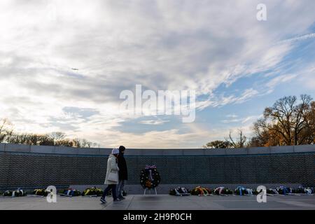 Washington, DC, USA. 7th Dez 2021. Kränze werden am World war II Memorial zum Gedenken an den 80th. Jahrestag des Anschlags von Pearl Harbor in Washington, DC, USA, am 7. Dezember 2021 gesehen. Kredit: Ting Shen/Xinhua/Alamy Live Nachrichten Stockfoto