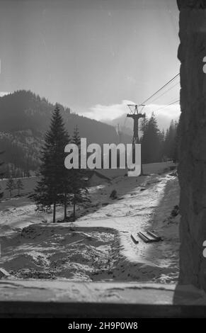 Zakopane, 1949-01. Tatry Wysokie. NZ. dolna stacja kolejki linowej na Kasprowy Wierch w KuŸnicach. Dok³adny dzieñ wydarzenia nieustalony. bk PAP Zakopane, Januar 1949. Die Hohe Tatra. Im Bild: Die Talstation der Kasprowy Wierch Seilbahn in Kuznice. bk PAP Stockfoto