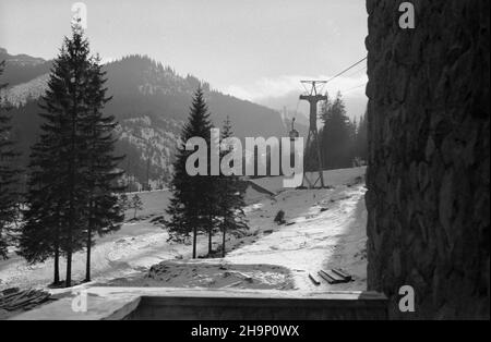 Zakopane, 1949-01. Tatry Wysokie. NZ. dolna stacja kolejki linowej na Kasprowy Wierch w KuŸnicach. Dok³adny dzieñ wydarzenia nieustalony. bk PAP Zakopane, Januar 1949. Die Hohe Tatra. Im Bild: Die Talstation der Kasprowy Wierch Seilbahn in Kuznice. bk PAP Stockfoto