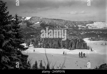 Zakopane, 1949-01. Tatry Wysokie. NZ. Panorama doliny w okolicy KuŸnic, widok z Wielkiej Krokwi. Dok³adny dzieñ wydarzenia nieustalony. bk PAP Zakopane, Januar 1949. Die Hohe Tatra. Im Bild: Ein Panorama eines Tals in der Nähe von Kuznice, der Blick vom Wielka Krokiew Berg. bk PAP Stockfoto