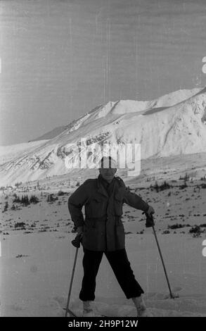 Zakopane, 1949-01. Tatry Wysokie. Widok z Hali G¹sienicowej. NZ. Fotoreporter CAF (Centralna Agencja Fotograficzna) Stanis³aw D¹browiecki. Dok³adny dzieñ wydarzenia nieustalony. bk PAP Zakopane, Januar 1949. Die Hohe Tatra. Ein Blick vom Weidegebiet von Gasienicowa. Im Bild: Fotograf Stanislaw Dabrowiecki der Central Photographic Agency (CAF). bk PAP Stockfoto