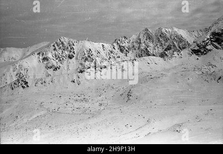 Zakopane, 1949-01. Tatry Wysokie. Nz. Królowa Rówieñ, widok z Kasprowego Wierchu. Dok³adny dzieñ wydarzenia nieustalony. bk PAP Zakopane, Januar 1949. Die Hohe Tatra. Im Bild: Krolowa Rovien, Blick vom Kasprowy Wierch. bk PAP Stockfoto