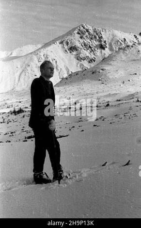 Zakopane, 1949-01. Tatry Wysokie, Hala G¹sienicowa. Nz. Królowa Rówieñ. Dok³adny dzieñ wydarzenia nieustalony. bk PAP Zakopane, Januar 1949. Die hohe Tatra, das Weidegebiet von Gasienicowa. Abgebildet: Krolowa Rovien. bk PAP Stockfoto