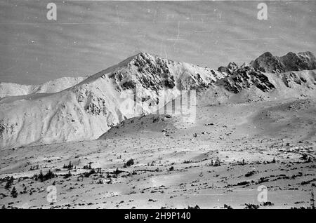 Zakopane, 1949-01. Tatry Wysokie. Nz. Królowa Rówieñ. Z prawej widoczne szczyty Granatów (Zadni Granat, Poœredni Granat, Skrajny Granat). Widok na szczyty górskie z Hali G¹sienicowej. Dok³adny dzieñ wydarzenia nieustalony. bk PAP Zakopane, Januar 1949. Die Hohe Tatra. Im Bild: Krolowa Rovien. Auf der rechten Seite Granaty Berggipfel (Zadni Granat, Posredni Granat, Skrajny Granat). Der Blick vom Weidegebiet von Gasienicowa. bk PAP Stockfoto