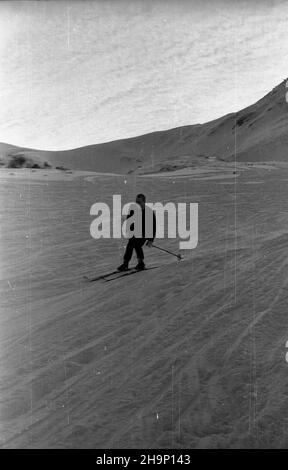 Zakopane, 1949-01. Tatry Wysokie. Szlak narciarski z Kasprowego Wierchu. Dok³adny dzieñ wydarzenia nieustalony. bk PAP Zakopane, Januar 1949. Die Hohe Tatra. Eine Skipiste vom Kasprowy Wierch. bk PAP Stockfoto