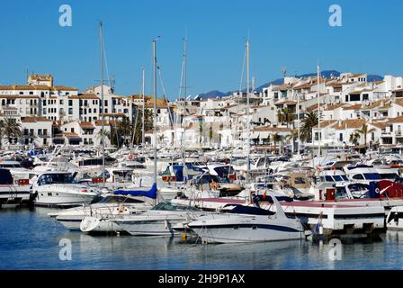 Blick auf das Hafengebiet, Puerto Banus, Marbella, Costa Del Sol, Provinz Malaga, Andalusien, Südspanien, Westeuropa. Stockfoto