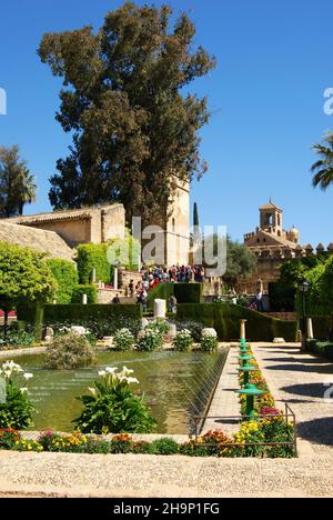 Wassergärten im Palast Festung der christlichen Könige (Alcazar de los Reyes Cristianos) mit der Burg auf der Rückseite, Cordoba, Spanien. Stockfoto