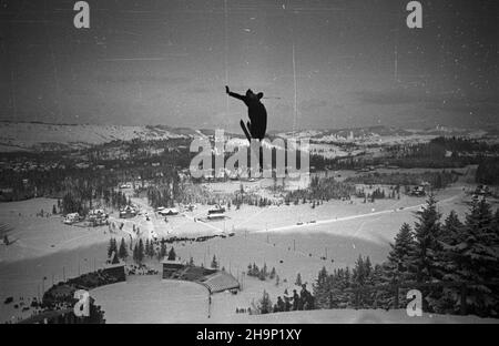 Zakopane, 1949. Miêdzynarodowe Zawody Narciarskie o Puchar Tatr (23 lutego-3 marca). Konkurs skoków narciarskich na Wielkiej Krokwi. Dok³adny miesi¹c i dzieñ wydarzenia nieustalone. bk PAP Zakopane, 1949. Der Tatra Mountain Cup Skiwettbewerb (Februar 23-März 3). Skisprungwettbewerb auf dem Wielka Krokiew Mountain. bk PAP Stockfoto