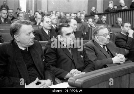 Warszawa, 1949-01-10. 52 posiedzenie Sejmu Ustawodawczego, podczas którego Premier Józef Cyrankiewicz przedstawi³ podsumowanie dotychczasowych osi¹gniêæ rz¹du. NZ. na pierwszym Planung m.in.: cz³onek Prezydium Naczelnego Komitetu Wykonawczego Stronnictwa Ludowego Lucjusz Dura (L), wicemarsza³ek Sejmu Wac³aw Barcikowski (P). wb PAP Warschau, 10. Januar 1949. Die Sitzung des Legislativsejm 52nd, in der Premierminister Jozef Cyrankiewicz seine Regierungsleistungen zusammenfasste. Im Bild: Im Vordergrund Mitglied des Präsidiums des Präsidiums des Chefs der Bauernpartei, Commi Stockfoto