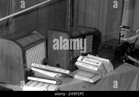 Warszawa, 1949-01-07. Uroczystoœæ zakoñczenia V etapu m³odzie¿owego wyœcigu pracy. NZ. nagrotty dla przodowników pracy. wb PAP Warschau, 7. Januar 1949. Eine Zeremonie, die das Ende der Etappe 5th eines Jugendarbeitsrennens markiert. Im Bild: auszeichnungen für Helden der Arbeit. wb PAP Stockfoto