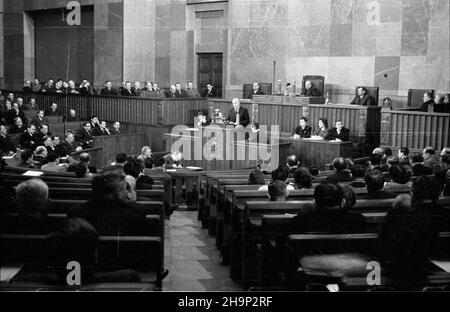 Warszawa, 1949-01-10. 52. posiedzenie Sejmu Ustawodawczego, podczas którego Premier Józef Cyrankiewicz przedstawi³ podsumowanie dotychczasowych osi¹gniêæ rz¹du. wb PAP Warschau, 10. Januar 1949. Die Sitzung des Legislativsejm 52nd, in der Premierminister Jozef Cyrankiewicz seine Regierungsleistungen zusammenfasste. wb PAP Stockfoto