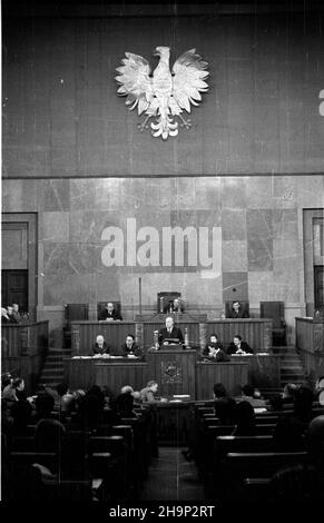 Warszawa, 1949-01-10. 52. posiedzenie Sejmu Ustawodawczego, podczas którego Premier Józef Cyrankiewicz przedstawi³ podsumowanie dotychczasowych osi¹gniêæ rz¹du. wb PAP Warschau, 10. Januar 1949. Die Sitzung des Legislativsejm 52nd, in der Premierminister Jozef Cyrankiewicz seine Regierungsleistungen zusammenfasste. wb PAP Stockfoto