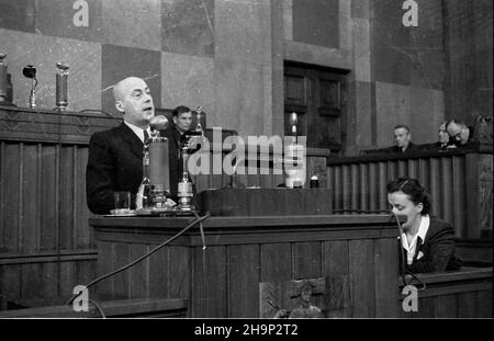 Warszawa, 1949-01-10. 52. posiedzenie Sejmu Ustawodawczego, podczas którego Premier Józef Cyrankiewicz przedstawi³ podsumowanie dotychczasowych osi¹gniêæ rz¹du. wb PAP Warschau, 10. Januar 1949. Die Sitzung des Legislativsejm 52nd, in der Premierminister Jozef Cyrankiewicz seine Regierungsleistungen zusammenfasste. wb PAP Stockfoto