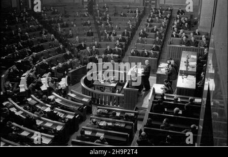 Warszawa, 1949-01-10. 52. posiedzenie Sejmu Ustawodawczego, podczas którego Premier Józef Cyrankiewicz przedstawi³ podsumowanie dotychczasowych osi¹gniêæ rz¹du. wb PAP Warschau, 10. Januar 1949. Die Sitzung des Legislativsejm 52nd, in der Premierminister Jozef Cyrankiewicz seine Regierungsleistungen zusammenfasste. wb PAP Stockfoto